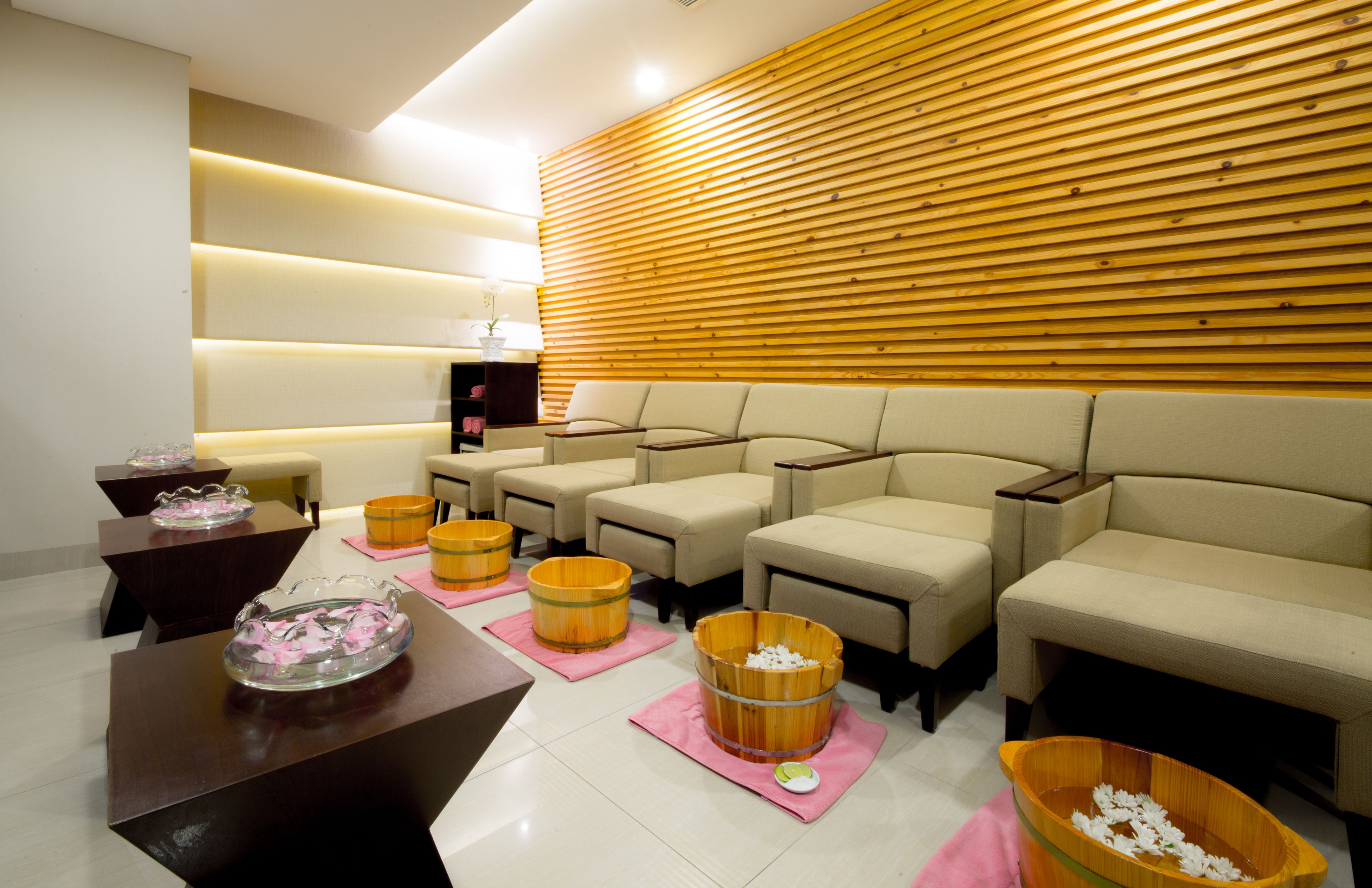 couples treatment room(s), sauna, hot tub, steam room, body treatments