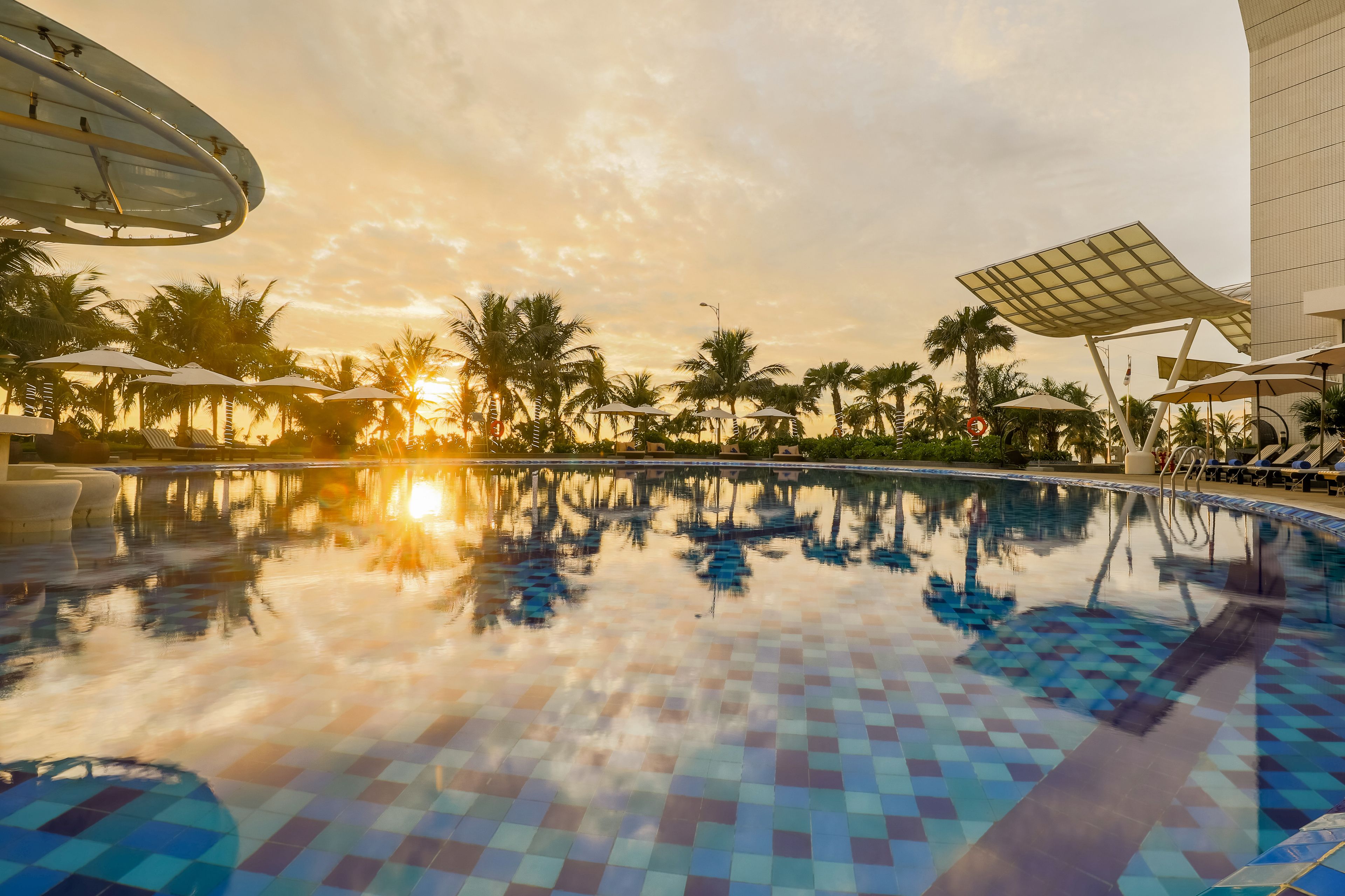 2 outdoor pools, pool loungers