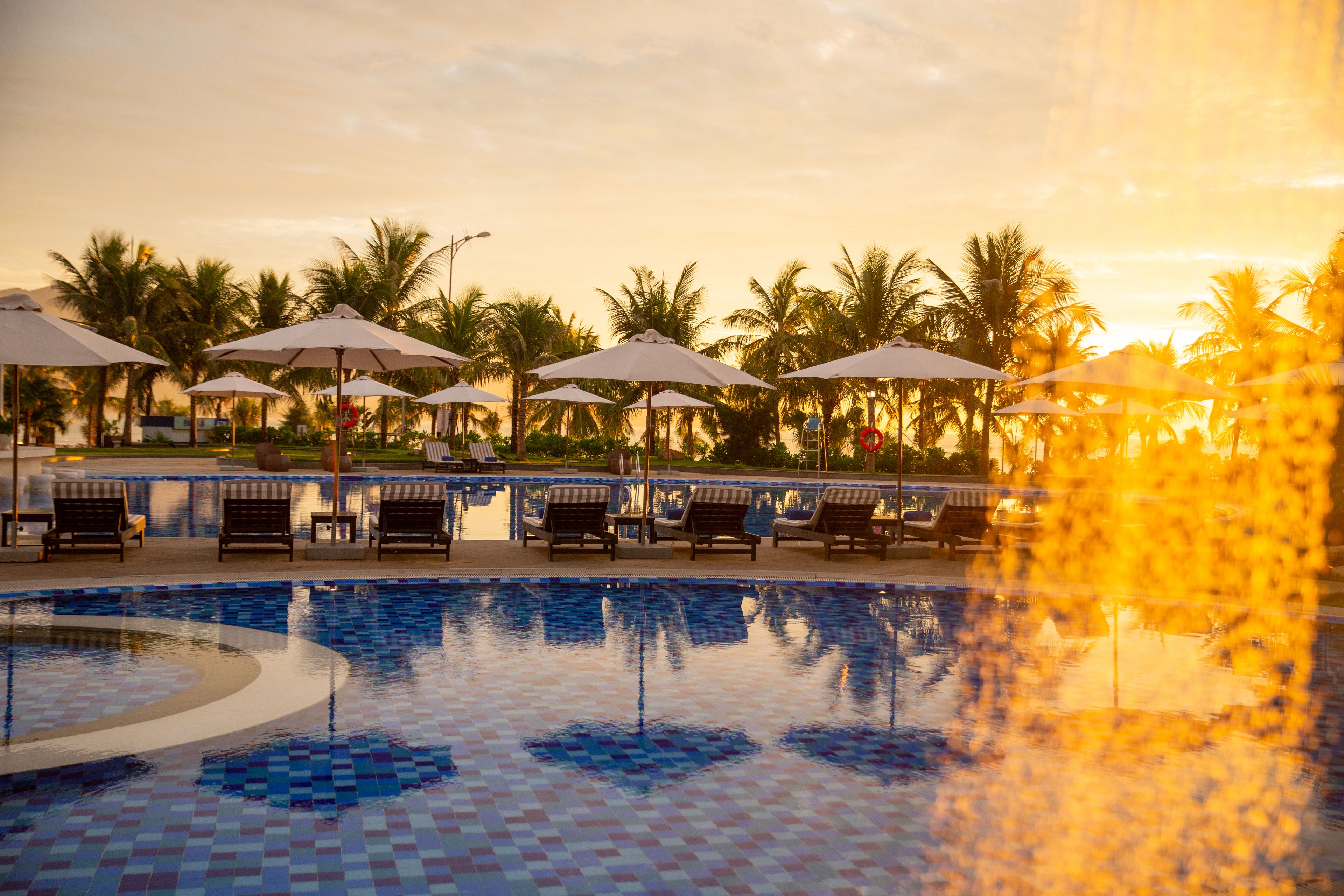 2 outdoor pools, pool loungers