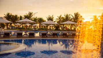 2 piscinas al aire libre, sillones reclinables de piscina