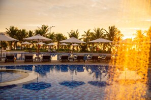 2 สระว่ายน้ำกลางแจ้ง, เก้าอี้อาบแดดริมสระ