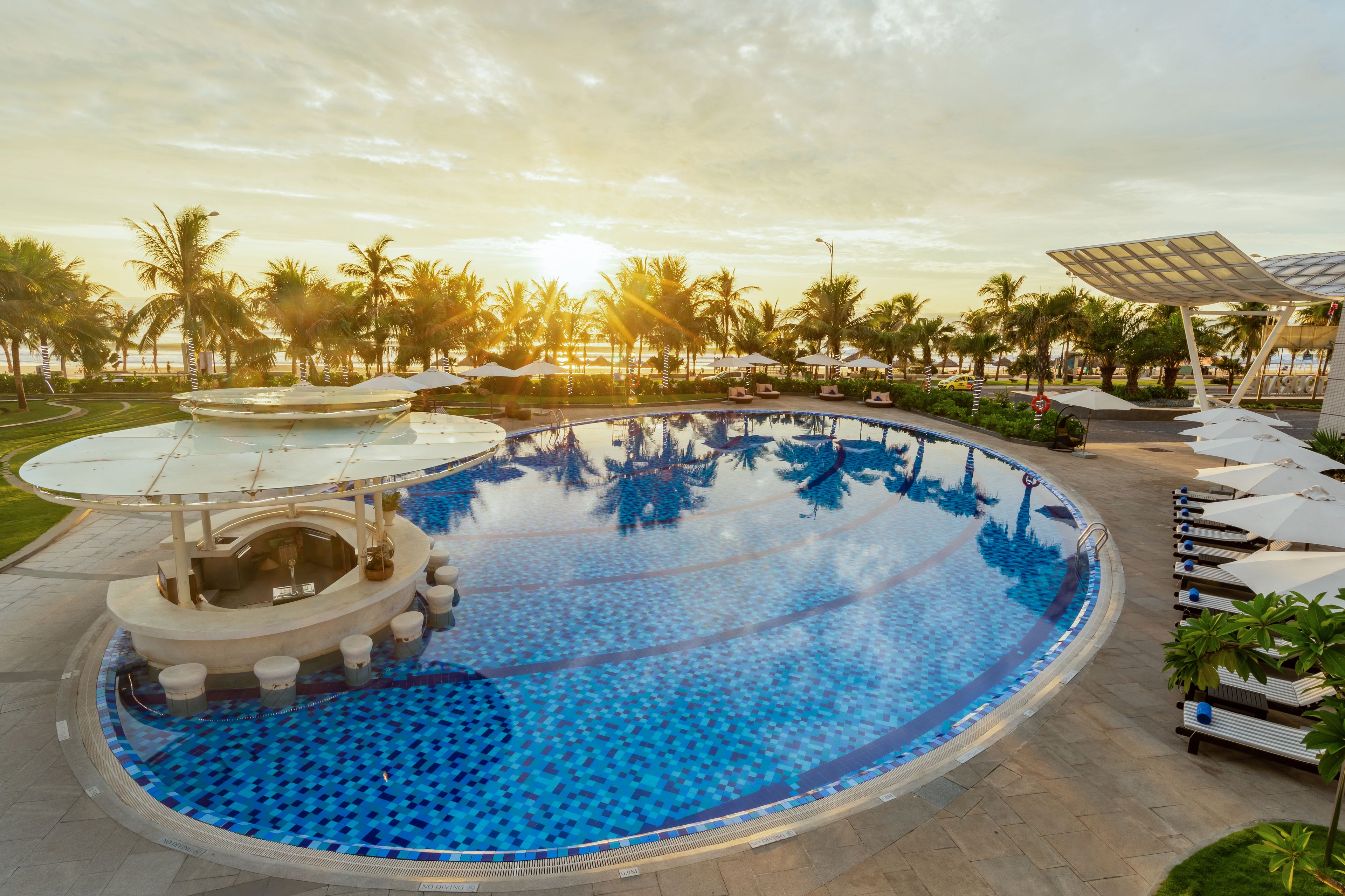 2 outdoor pools, pool loungers