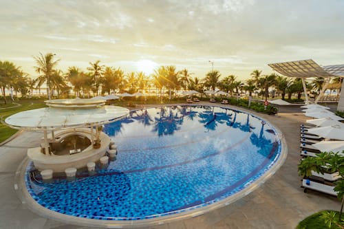 2 outdoor pools, pool loungers