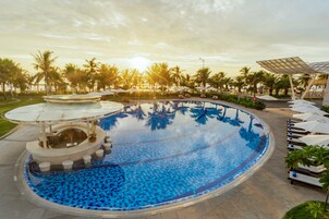 2 室外游泳池，日光浴躺椅