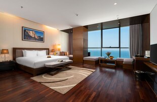 PREMIER DELUXE OCEAN VIEW | Minibar, in-room safe, desk, blackout drapes