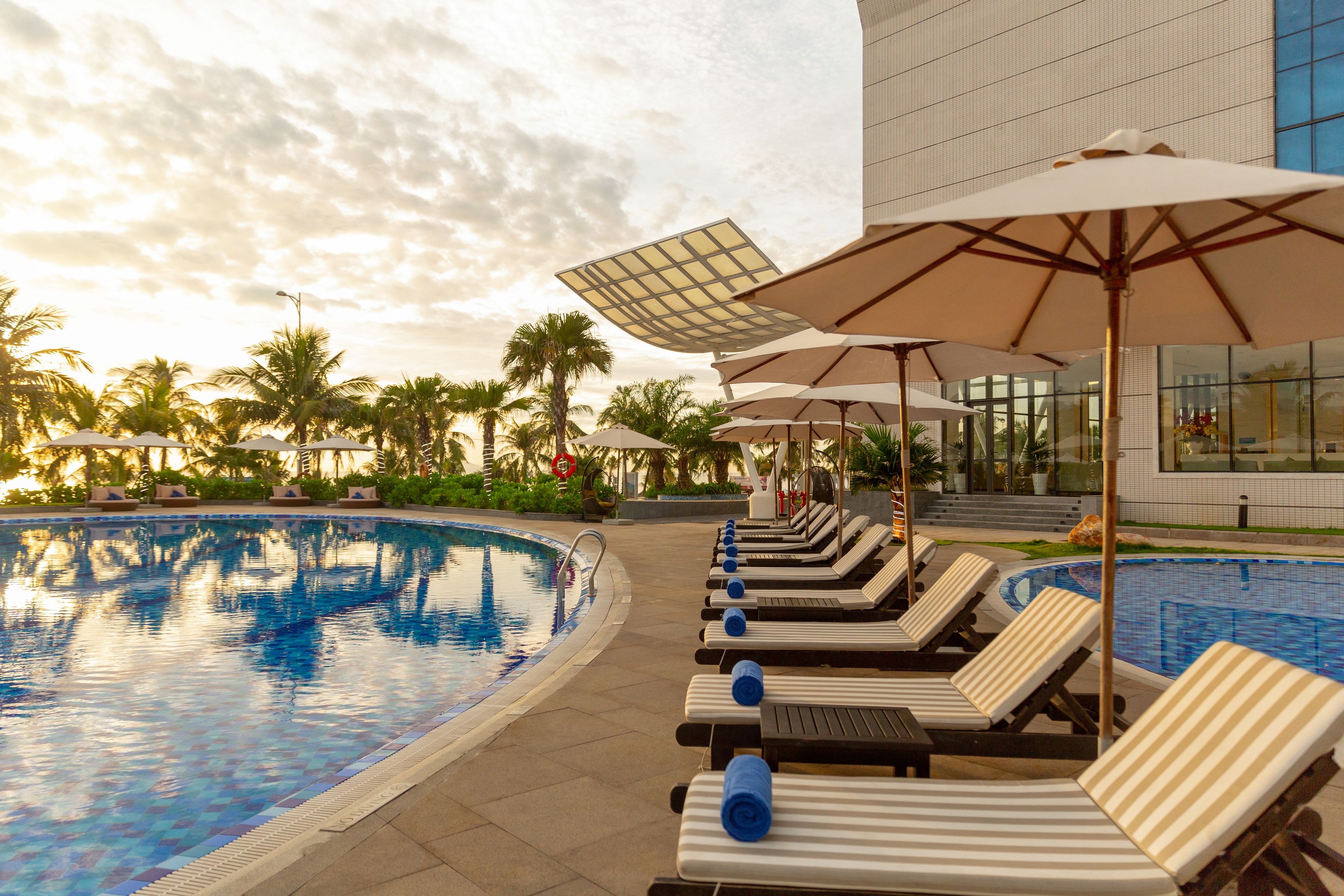 2 outdoor pools, sun loungers