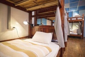 1 bedroom, desk, blackout curtains, soundproofing