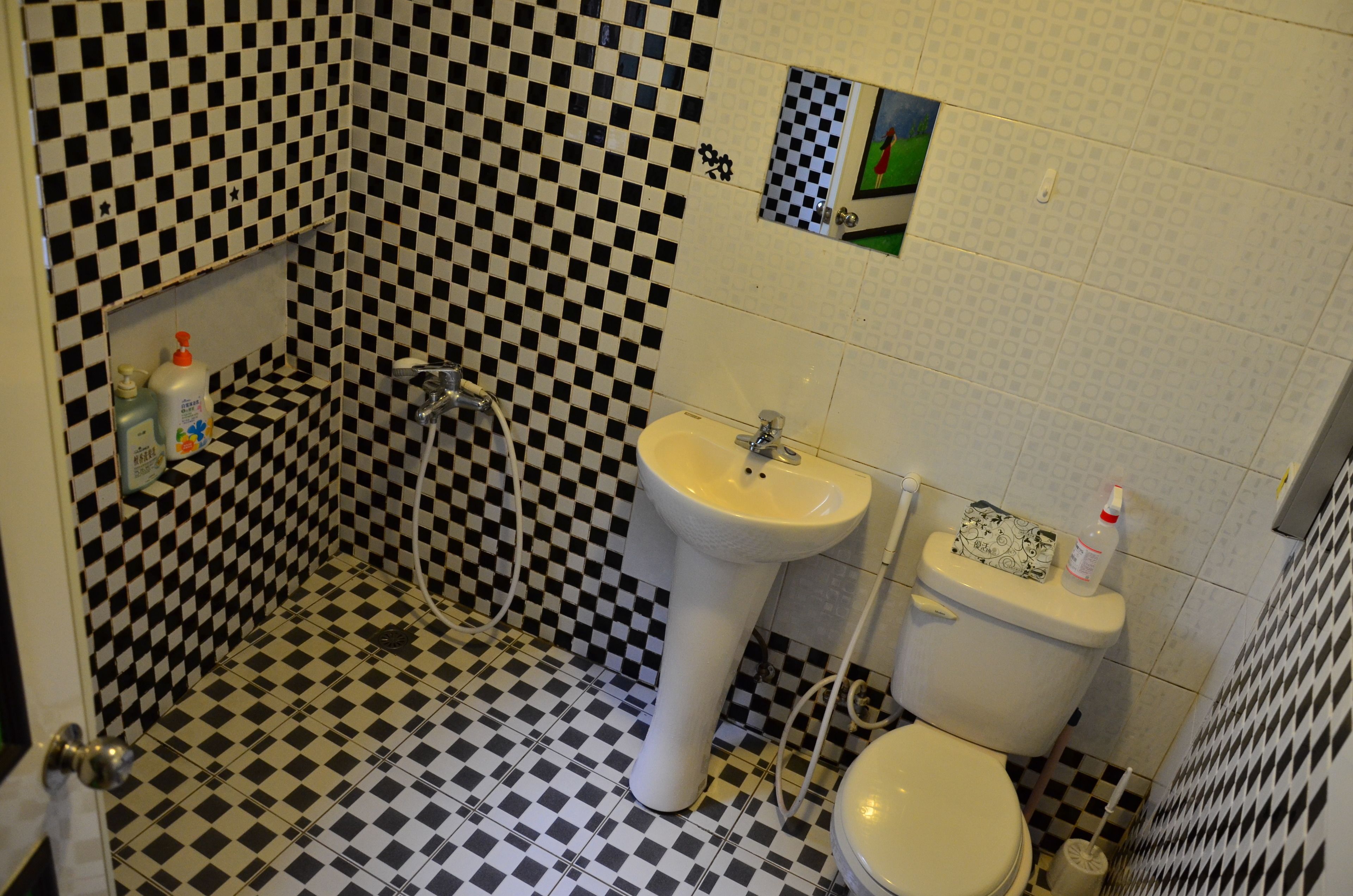 Asrama Umum, hanya perempuan (10 beds) | Kamar mandi | Shower, pancuran hujan, pengering rambut, dan sandal