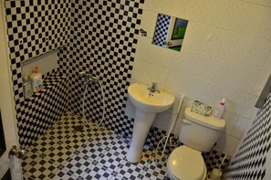  1 cama en un dormitorio femenino de 10 camas ( Sólo femenino ) | Baño | Regadera, regadera tipo lluvia, secadora de cabello, pantuflas 