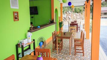 Breakfast, lunch, dinner served; Thai cuisine