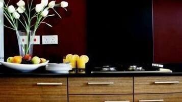 Kjøleskap, mikrobølgeovn (på forespørsel), ovn og kaffetrakter/tekoker