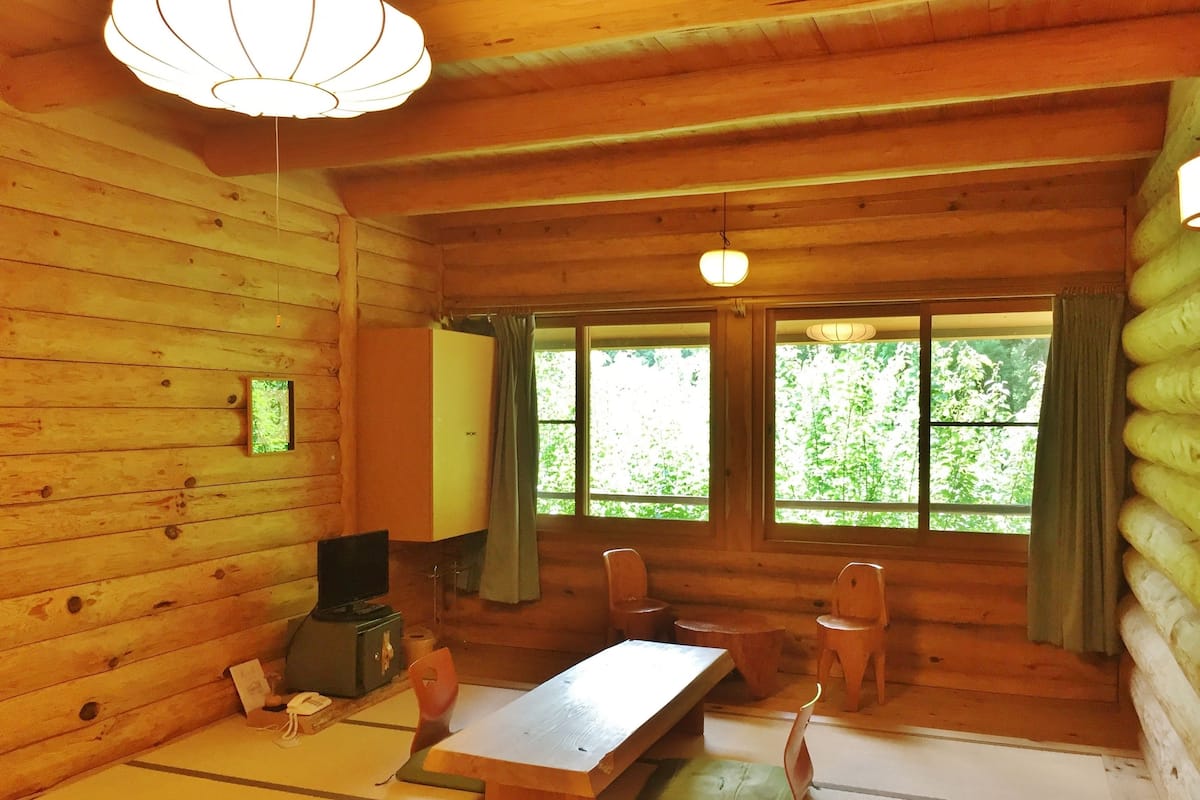 Traditionellt rum - delat badrum (Japanese Style, Toilet in Room) | Värdeförvaringsskåp på rummet och skrivbord