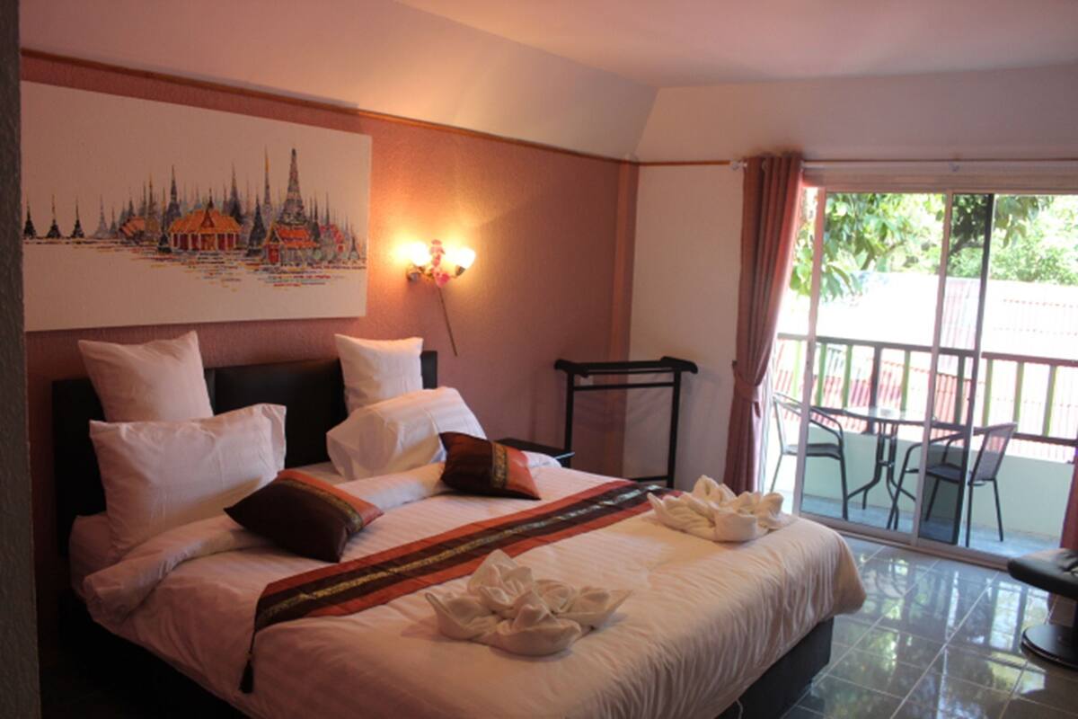 King Room With Balcony | 高級寝具、セーフティボックス (室内)、デスク、WiFi (無料)