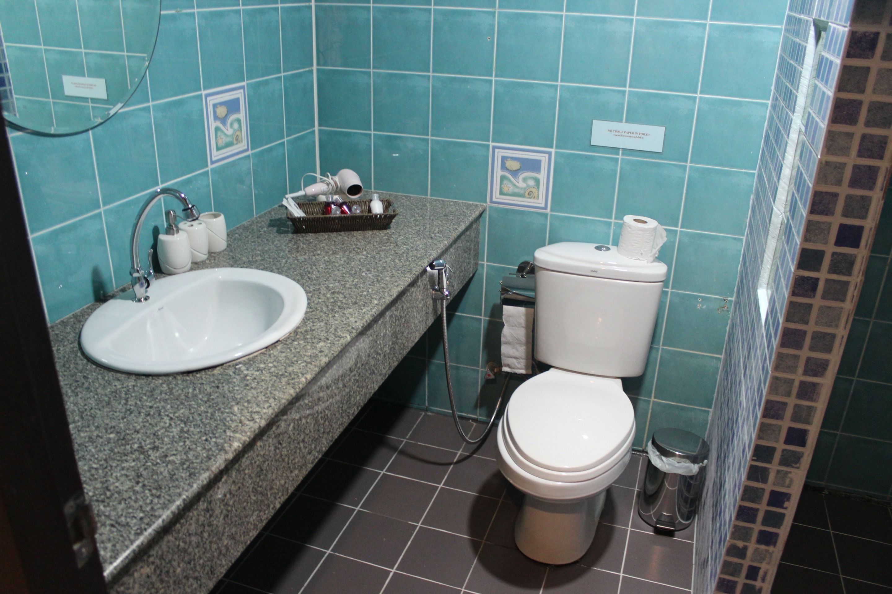 Un baño con lavabo, inodoro y ducha.