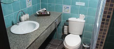 Un baño con lavabo, inodoro y ducha.