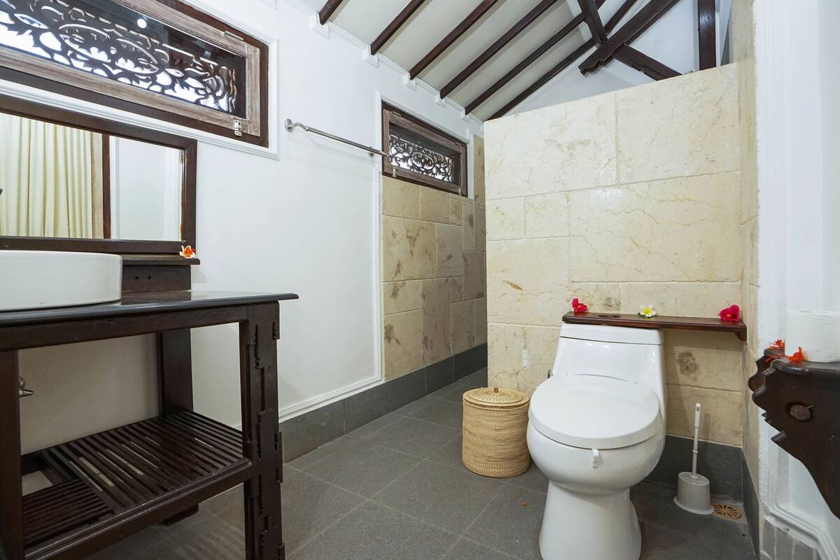 free toiletries, hair dryer, bidet, towels