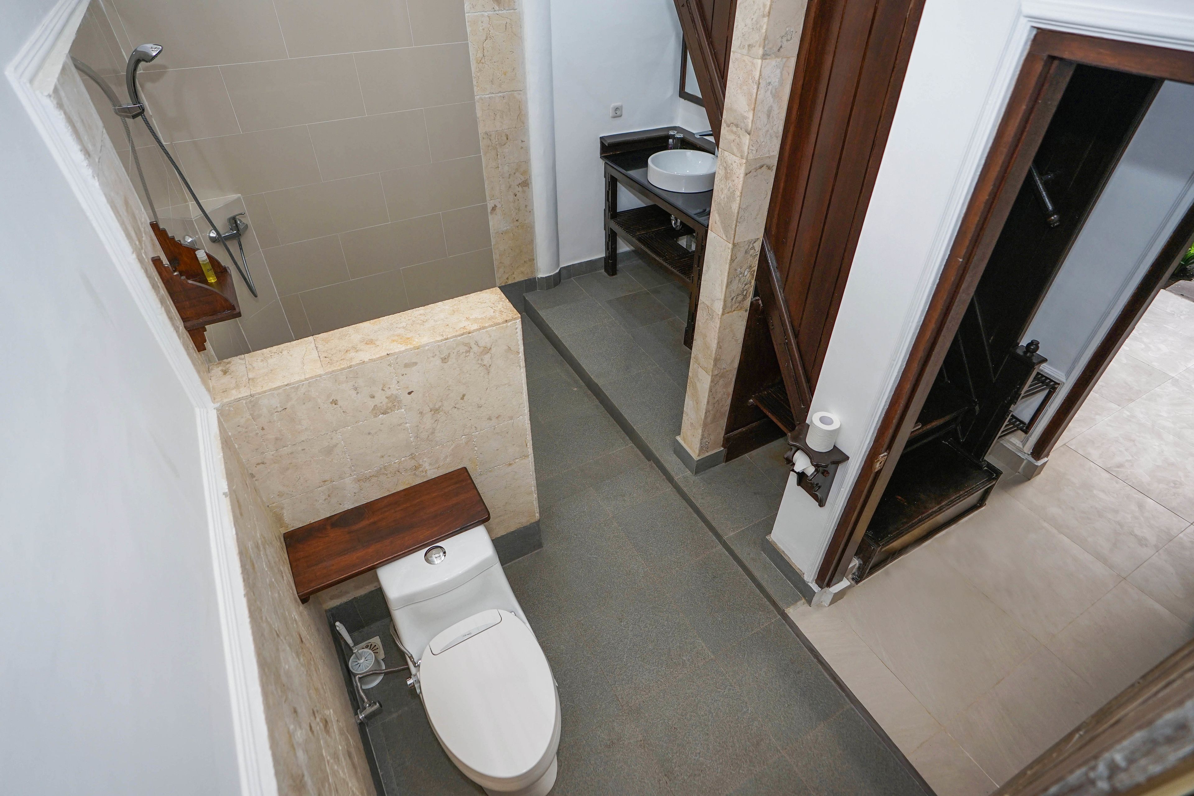 one-bedroom bungalow | bathroom | free toiletries, hair dryer, bidet, towels