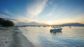 A calm waterfront with boats and a clear sky. - Martas Hotel Gili Trawangan (Gili Trawangan)