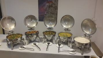 Serveert ontbijt, lunch, diner, lokale gerechten