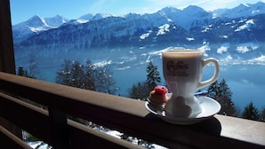 Una taza de café con una vista panorámica de la montaña al fondo.