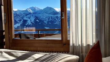 Deluxe Single Room, Balcony (Lake & Mountain View) | Hypo-allergenic bedding, in-room safe, individually decorated