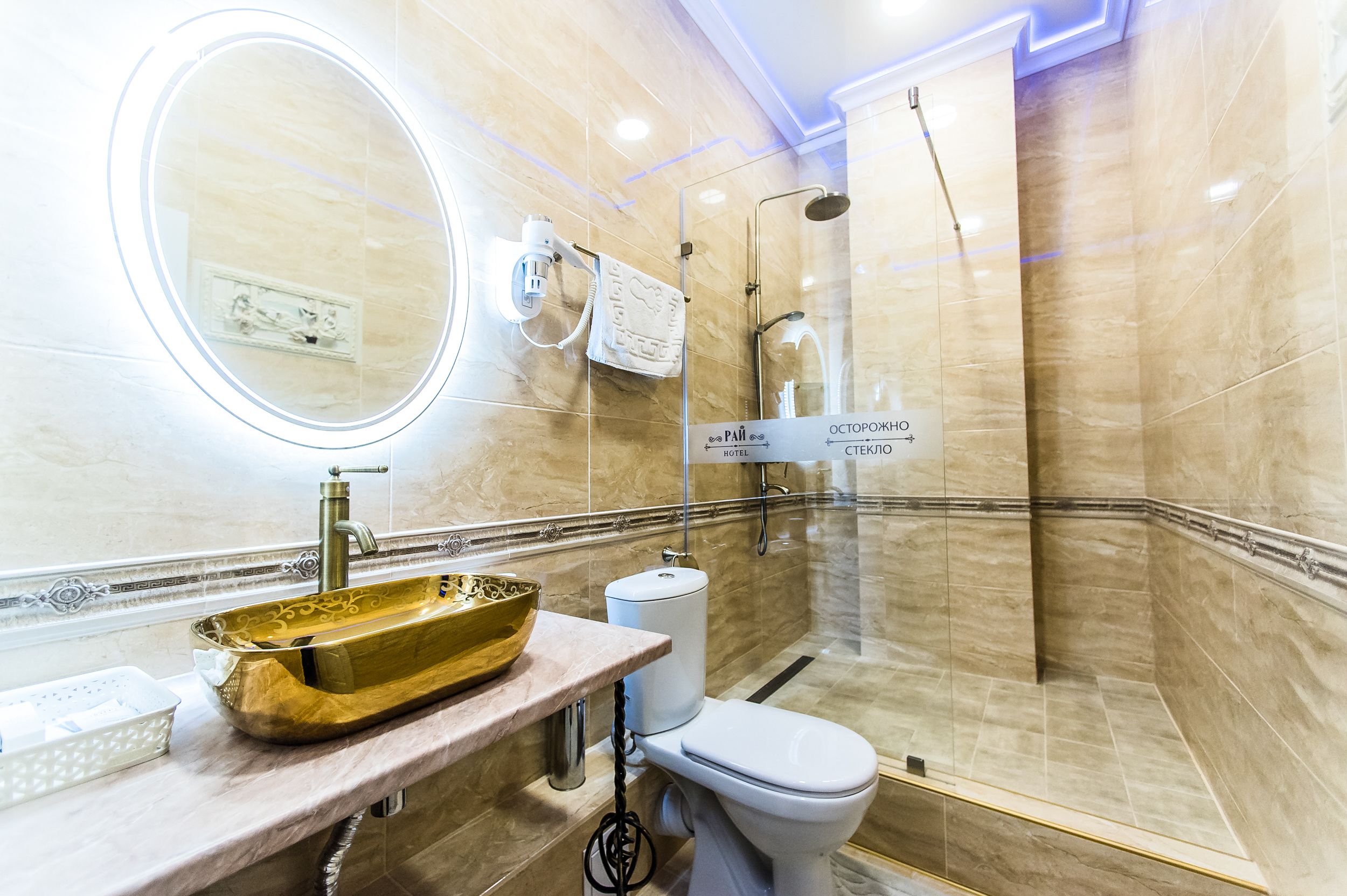 Luxury-Suite, 1 King-Bett | Badezimmer | Kostenlose Toilettenartikel, Haartrockner, Handtücher