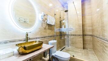 Luxury-Suite, 1 King-Bett | Badezimmer | Kostenlose Toilettenartikel, Haartrockner, Handtücher
