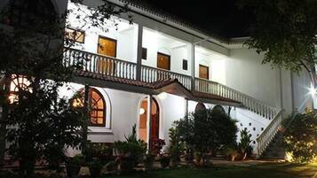 Fassade der Unterkunft â Abend/Nacht