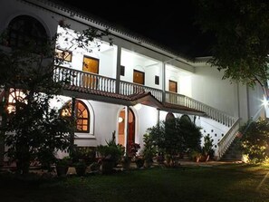 Fassade der Unterkunft – Abend/Nacht