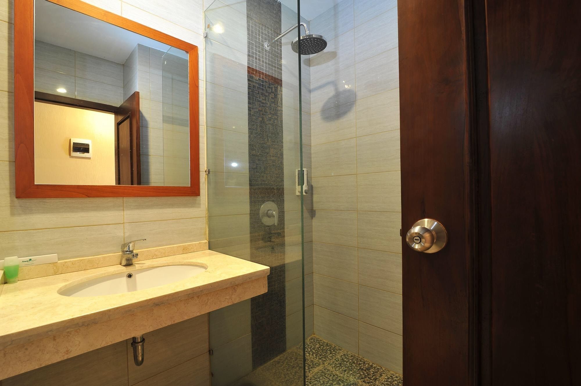 Shower, free toiletries, towels