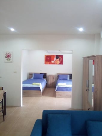 Economy Apartment. Merlin Plaza Apartments