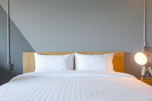 Premier Room (King Bed) | Meja, ruang kerja komputer riba, langsir/tirai gelap terus 