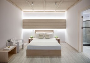 Ropa de cama de alta calidad y caja de seguridad en la habitación