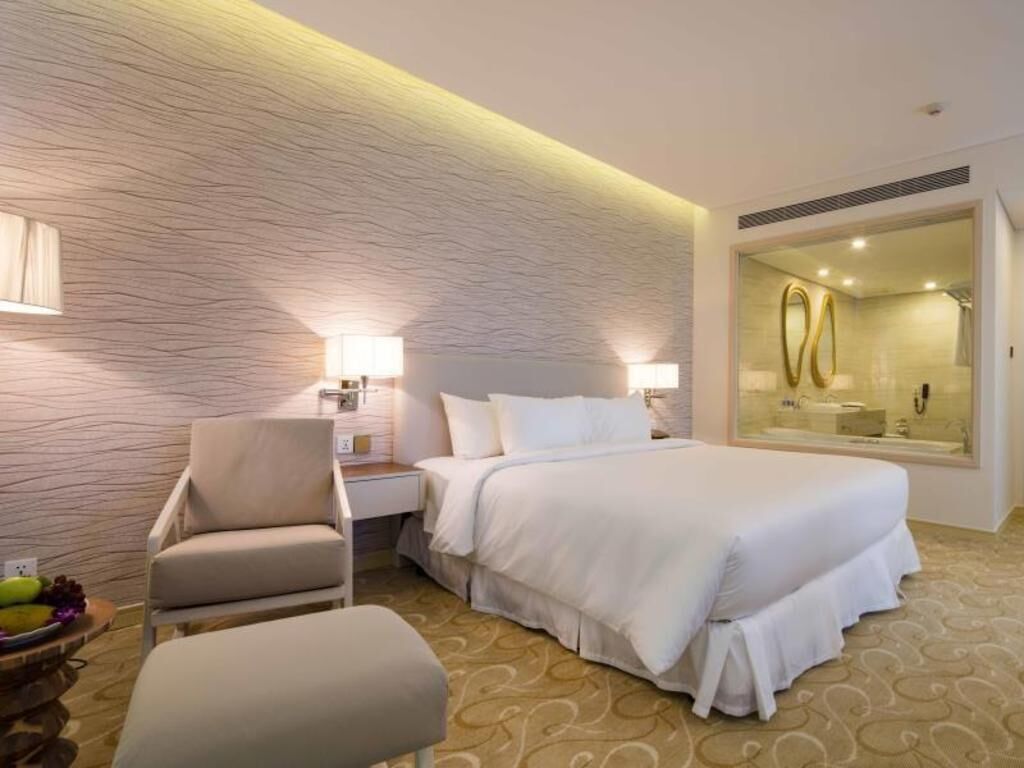 Minibar, safe på rommet, skrivebord og skrivebord for bærbar PC