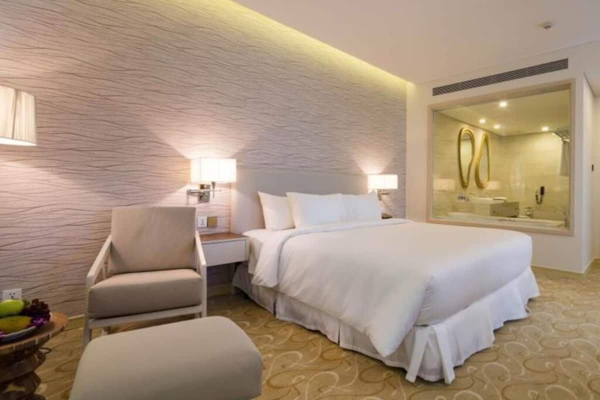 Minibar, safe på rommet, skrivebord og skrivebord for bærbar PC