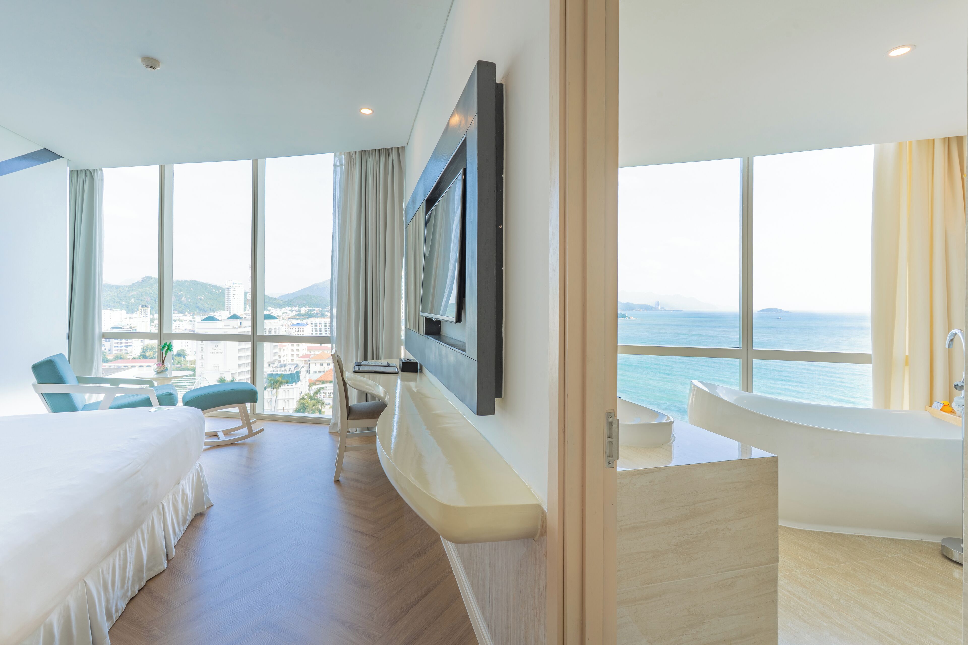 Prime Suite Ocean View | Minibar, in-room safe, desk, laptop workspace