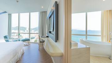 Habitación, vista al océano (Prime Suite) | Minibar, caja de seguridad en la habitación y escritorio