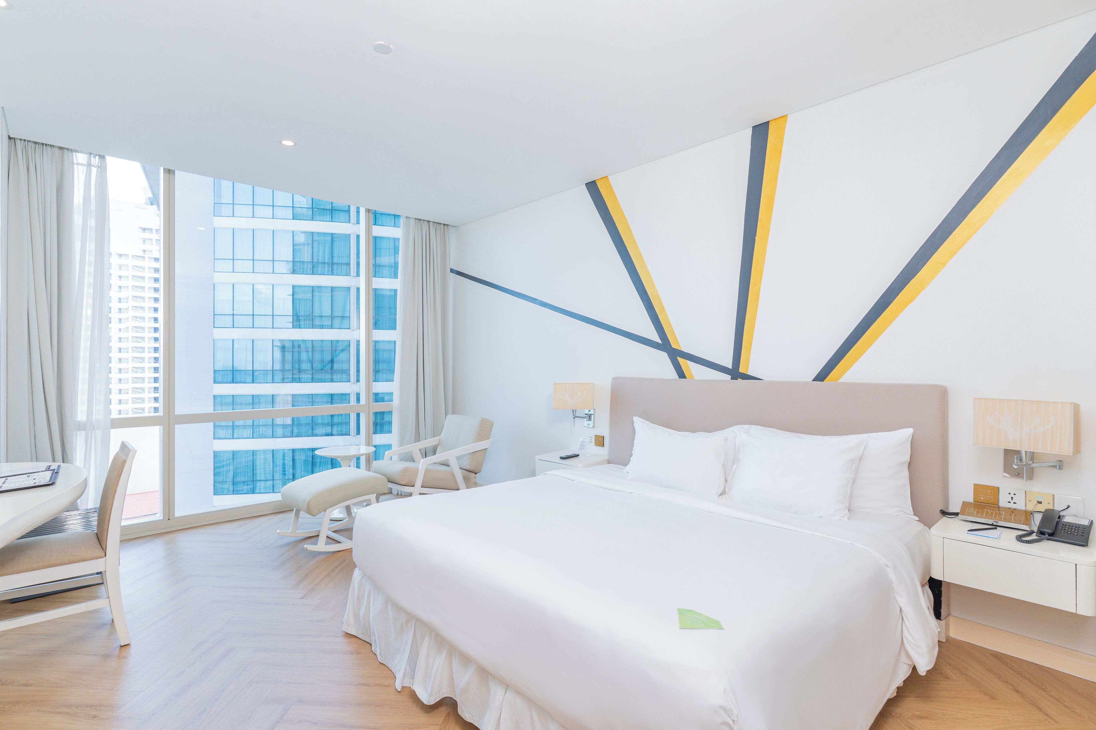 Grand Deluxe Twin | Minibar, in-room safe, desk, laptop workspace