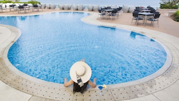 2 udendørs pools, åben fra kl. 06.00 til kl. 18.00, liggestole