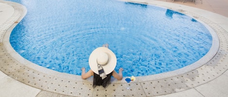 2 kolam renang outdoor, dengan kursi berjemur