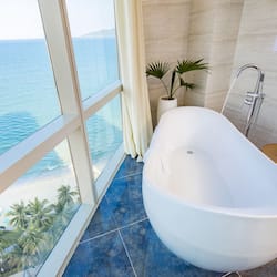 Prime Suite Ocean View | Bathroom | Separate tub and shower, rainfall showerhead, free toiletries