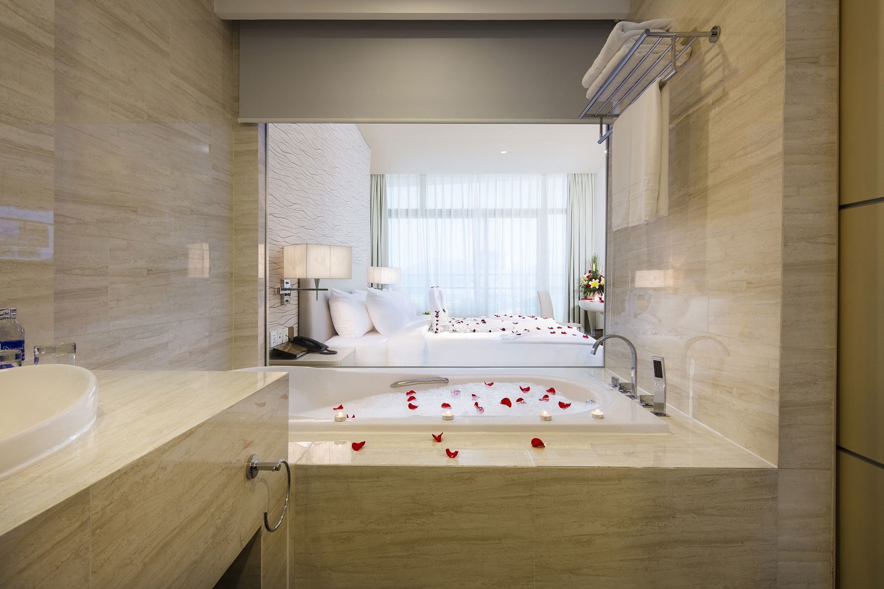 Bad | Separat badekar og dusj, regndusjhode og toalettartikler (inkludert)