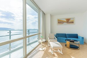 Zimmer, Meerblick (Prime Suite) | Minibar, Zimmersafe, Schreibtisch, laptopgeeigneter Arbeitsplatz