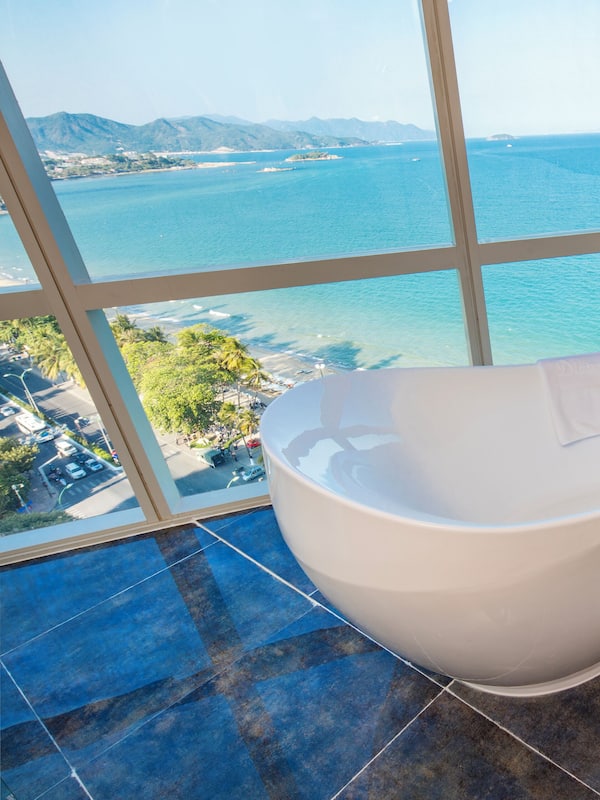 Prime Suite Ocean View | Bathroom | Separate tub and shower, rainfall showerhead, free toiletries