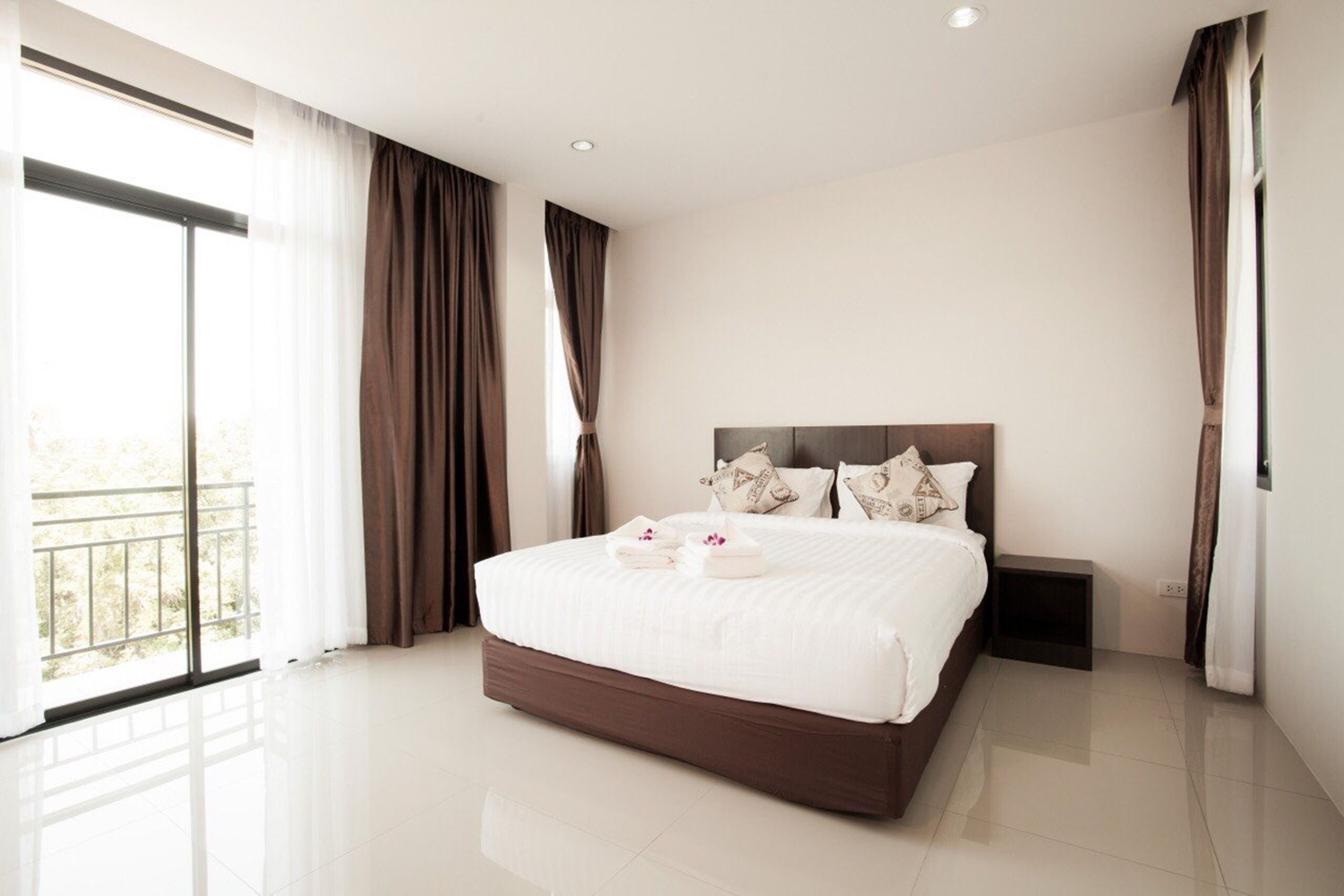 standard double room | desk, blackout curtains, free wifi