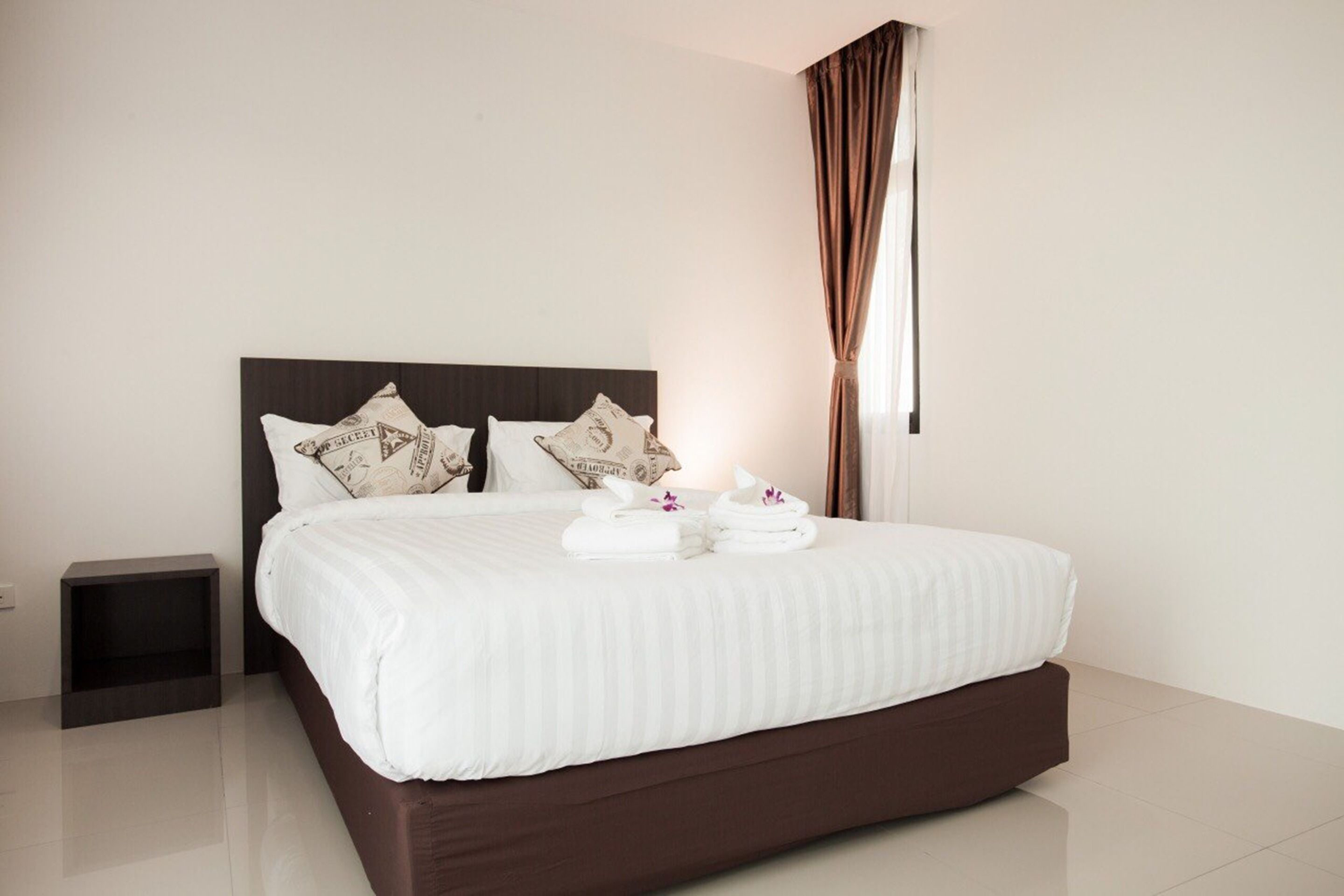 standard double room | desk, blackout curtains, free wifi