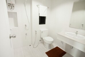 Douche, articles de toilette (gratuits), serviettes fournies