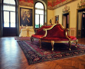 Lobby sitting area - Hotel Villa Borghesi (Corte de'Cortesi Con Cignone)