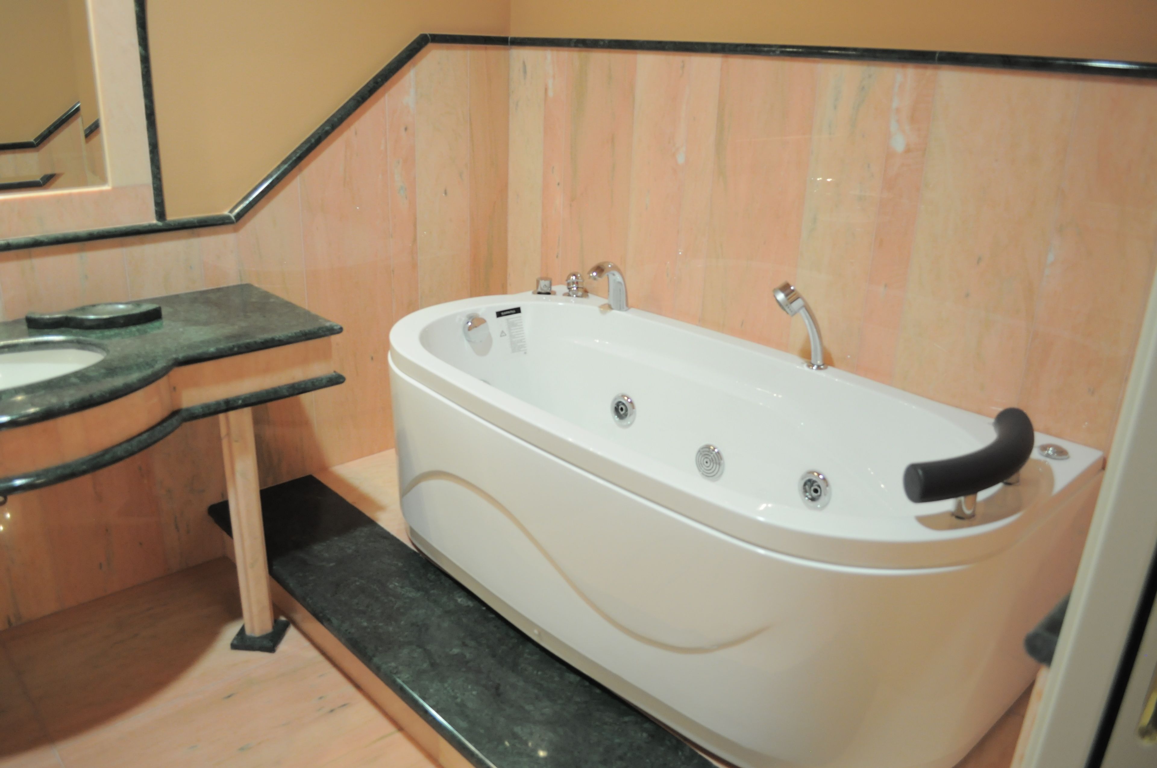 Deep soaking bathtub