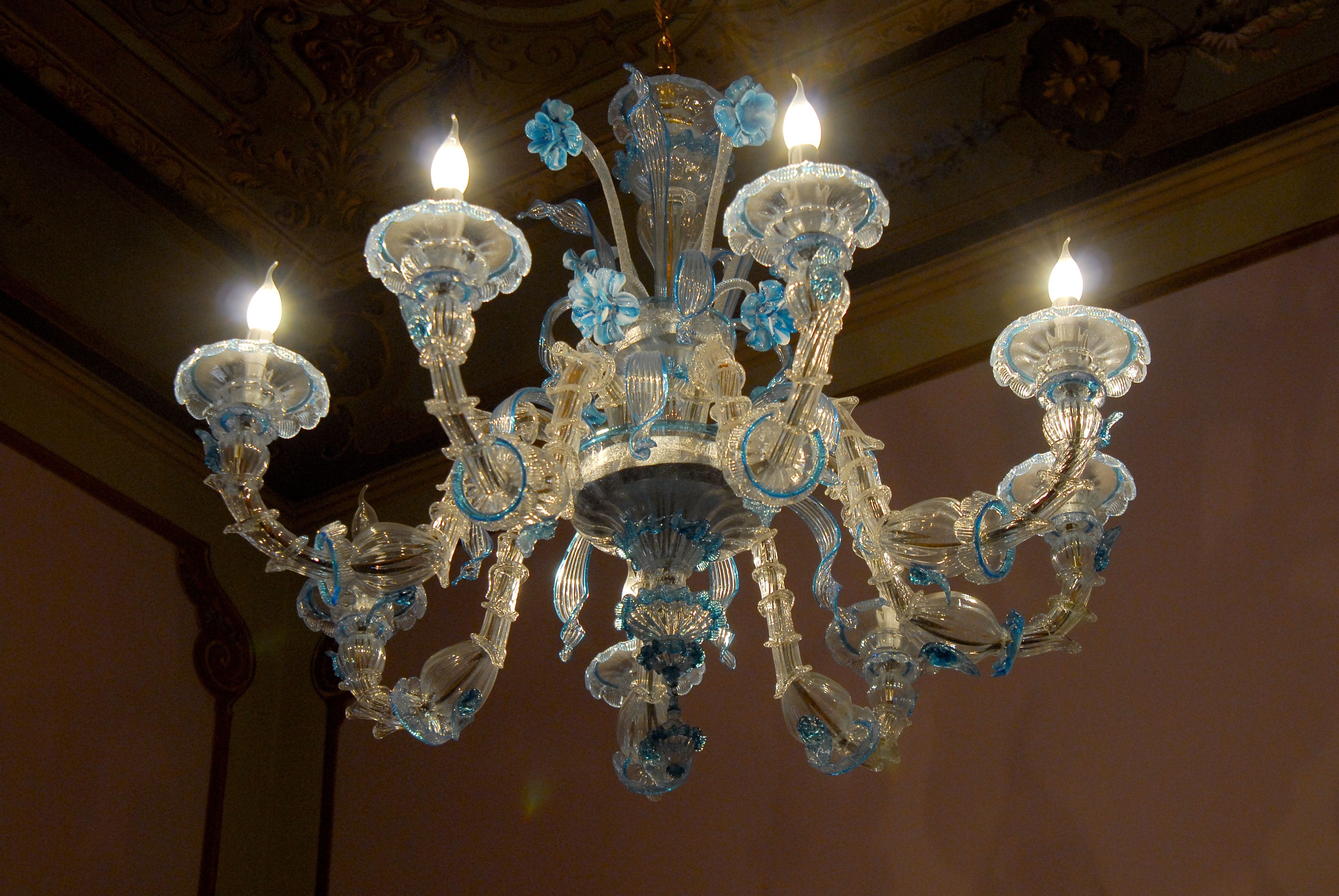 Un candelabro con múltiples brazos y luces similares a velas.